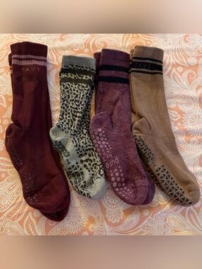 Tavi x Pure Barre Grip Sticky Socks Crew Medium
